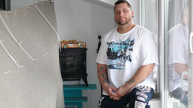 Taro Stocker in seiner Wohnung am Pfeiferhölzle. Die Filzwand rechts haben die Mieter aufgebaut, damit sie einen Sichtschutz haben. ...