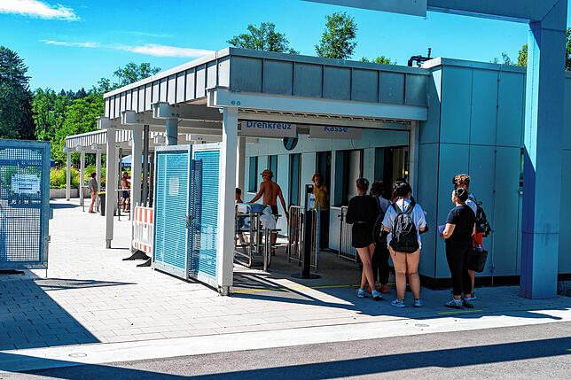 Während In Villingen die Besucher an der Kasse manchmal kurz anstehen müssen, können die Besitzer eines Online-Ticktes am neuen ...