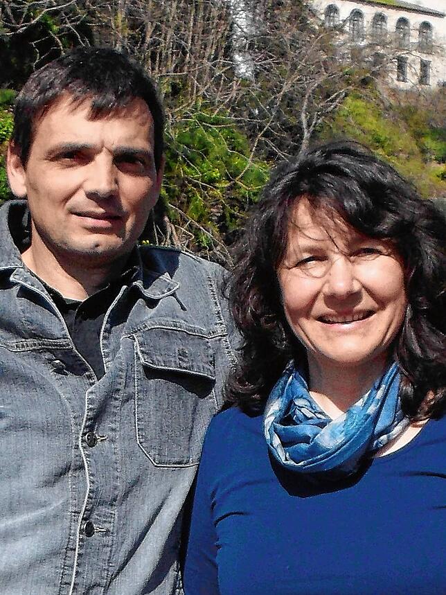 Rolf und Claudia Denzel werden mit ihrem Betrieb aus Singen in diesem Jahr etwa 40 Pools bauen – 2020 waren es noch 30.