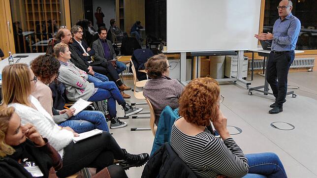 Der Konstanzer Schulamtsleiter Frank Schädler (rechts) und zwei Schulleiter standen Elternvertretern und Stadträten Rede und Antwort.