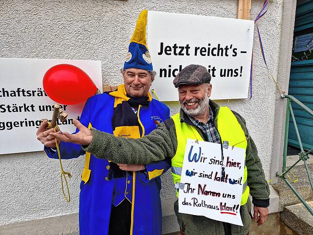 Gibt den Schlüssel nicht mehr her: Zunftpräsident der Moofanger Liggeringen Andreas Schnee (links) und Ortsvorstand Hermann Leiz.