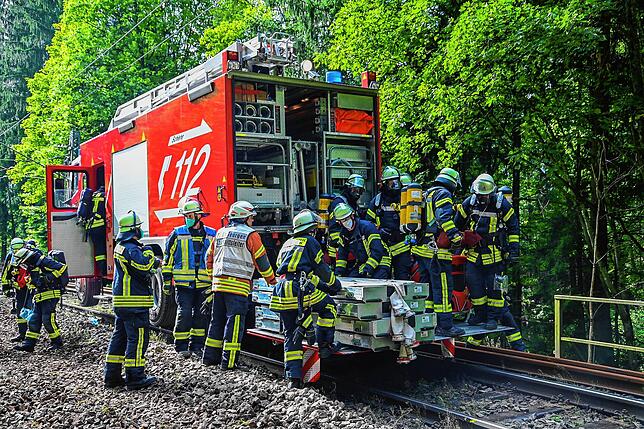 Wie soll die Feuerwehr im Ernstfall künftig Einsatzmaterialien bei Bahnunglücken an die oft schwer zugänglichen Stellen bekommen? Die ...