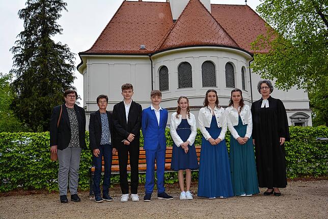 Fünf Jugendliche feierten in der evangelischen Christuskirche Konfirmation. Unser Bild zeigt (von links) Ursel Abele ...