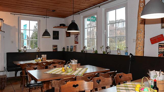Leere Gasträume, wie hier im Gasthaus Bahnhof in Hausen im Tal, sind gegenwärtig die Realität aller Gastronomen. Eine Gutscheinaktion ...