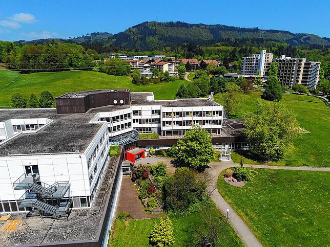 Ein Drohnenbild des ehemaligen Krankenhauses.