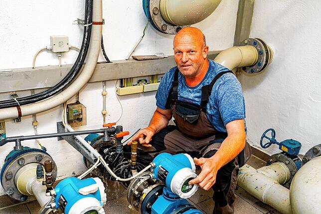 Wassermeister Gotthard Kloker vor dem provisorisch abgedichteten Wasserrohr.