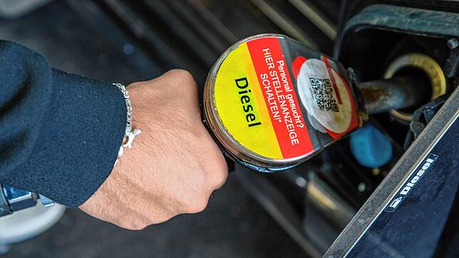 Tanken ist derzeit wieder extrem teuer. Unbekannte sich haben auf dem Gelände eines Baustoffunternehmens am Dieselkraftstoff bedient und ...