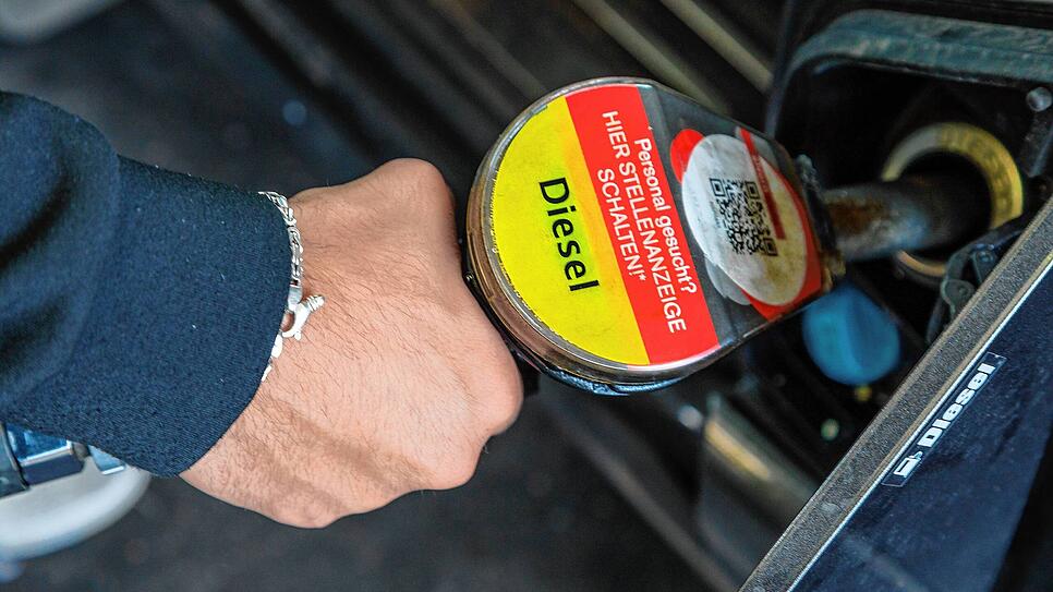 Tanken ist derzeit wieder extrem teuer. Unbekannte sich haben auf dem Gelände eines Baustoffunternehmens am Dieselkraftstoff bedient und ...