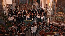 Rund 80 Mitwirkende gestalteten ein abwechslungsreiches Konzertprogramm beim Weihnachtskonzert der Heimschule Kloster Wald in der Kirche ...