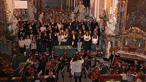 Rund 80 Mitwirkende gestalteten ein abwechslungsreiches Konzertprogramm beim Weihnachtskonzert der Heimschule Kloster Wald in der Kirche ...