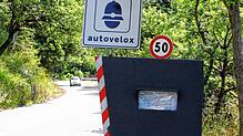 Ein stationärer Blitzer an einer Straße in Italien.