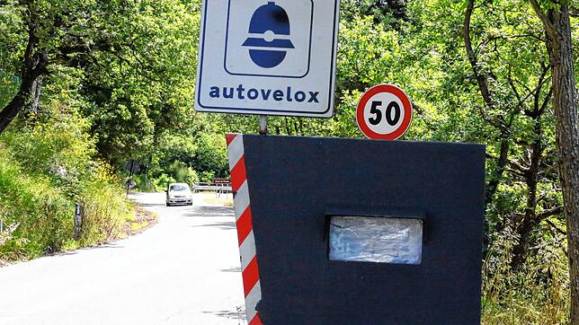 Ein stationärer Blitzer an einer Straße in Italien.