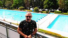 Massimo Pinto vor dem Schwimmer- und Nichtschwimmerbecken im Freibad Grenzach. Bild: Heinz Vollmar