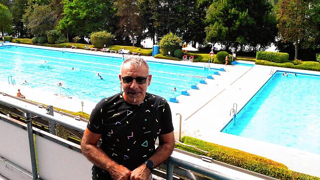 Massimo Pinto vor dem Schwimmer- und Nichtschwimmerbecken im Freibad Grenzach. Bild: Heinz Vollmar