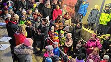 Die Kinder des Waldkindergartens und des Dangstetter Kindergartens singen gemeinsam auf der Treppe beim Weihnachtsmarkt in Dangstetten. ...