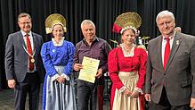 Bei der Blutspenderehrung (von links): Bürgermeister Henrik Wengert, Lotta Endres, Martin Kohler (100 Spenden), Elena Schechter und ...