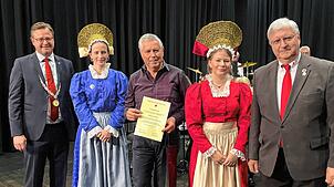 Bei der Blutspenderehrung (von links): Bürgermeister Henrik Wengert, Lotta Endres, Martin Kohler (100 Spenden), Elena Schechter und ...