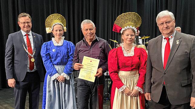 Bei der Blutspenderehrung (von links): Bürgermeister Henrik Wengert, Lotta Endres, Martin Kohler (100 Spenden), Elena Schechter und ...