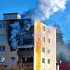 Rauch quillt aus einer Wohnung in dem Mehrfamilienhaus in der Salzstraße in Bad Dürrheim am Samstagmittag, 8. Februar.