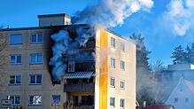 Rauch quillt aus einer Wohnung in dem Mehrfamilienhaus in der Salzstraße in Bad Dürrheim am Samstagmittag, 8. Februar.