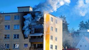 Rauch quillt aus einer Wohnung in dem Mehrfamilienhaus in der Salzstraße in Bad Dürrheim am Samstagmittag, 8. Februar.