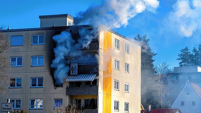 Rauch quillt aus einer Wohnung in dem Mehrfamilienhaus in der Salzstraße in Bad Dürrheim am Samstagmittag, 8. Februar.