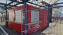 Verrammelt und mit Bauzäunen abgesichert: Der Kiosk am Busbahnhof Waldshut ist seit Kurzem geschlossen. Die Maßnahme ist offiziell ein ...
