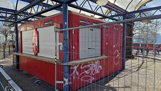 Verrammelt und mit Bauzäunen abgesichert: Der Kiosk am Busbahnhof Waldshut ist seit Kurzem geschlossen. Die Maßnahme ist offiziell ein ...