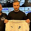 Neuzugang: Die sportliche Leitung des FC Wittlingen mit Francesco Falanga (links) und Luigi Squillace (rechts) freut sich über die ...