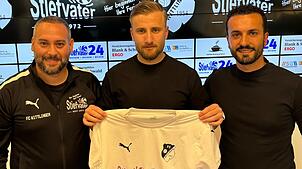 Neuzugang: Die sportliche Leitung des FC Wittlingen mit Francesco Falanga (links) und Luigi Squillace (rechts) freut sich über die ...