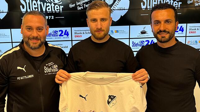 Neuzugang: Die sportliche Leitung des FC Wittlingen mit Francesco Falanga (links) und Luigi Squillace (rechts) freut sich über die ...