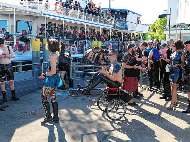Bild 24: "Leinen los" für das Torture Ship: Das berühmteste BDSM- und Fetisch-Schiff auf dem Weg nach Konstanz