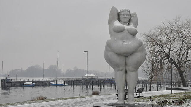 Die Skulptur Yolanda von Miriam Lenk am Ufer des Bodensees in Ludwigshafen.
