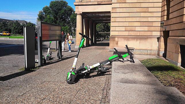 Auch das gehört zum Stadtbild: Scooter, die achtlos hingeworfen werden.