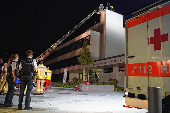 An der Realschule Waldshut kam es zu einem Rettungseinsatz zur Bergung eines Menschen, der in den Abluftschacht gestürzt war.