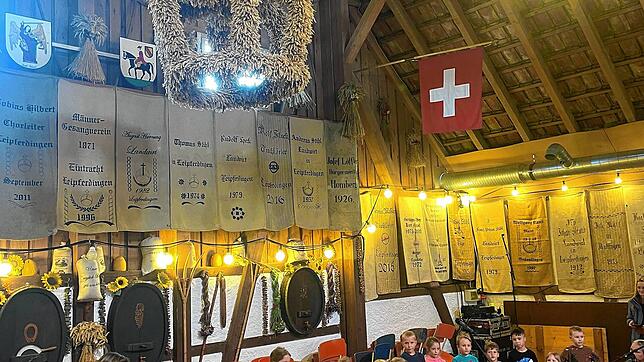 Auch die Kleinsten sind am Programm des Festes beteiligt: Kindergarten- und Grundschulkinder erfreuen die Festgäste. Bilder: Franz Dreyer