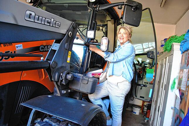 Petra Niedermayer (FW) schaut sich einen Traktor des Bauhofes an.