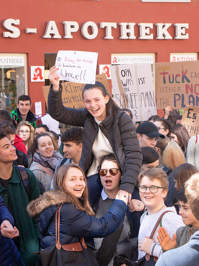 Rund 300 Schüler versammelten sich für eine fast zweistündige Kundgebung vor dem Waldshuter Rathaus.