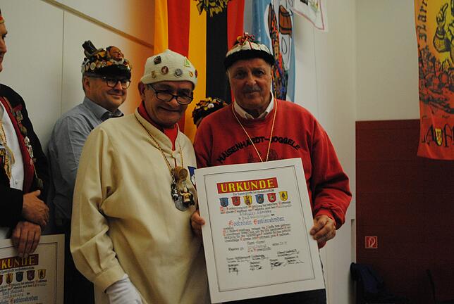 Rüdigier Hoschke (rechts) von der Narrenzunft Bad Säckingen nimmt von Markus Rimmele die Urkunde entgegen.