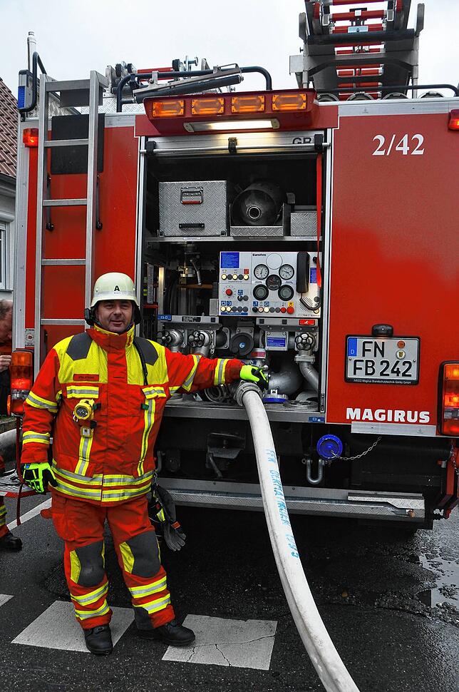 Vito Alvino ist Maschinist in der Abteilung Ahausen der FFW Bermatingen und bedient die Feuerlöschkreiselpumpe sowie die im ...