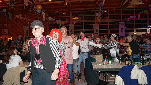 Bürgermeister Jürgen Stukle führte zusammen mit seiner Frau Claudia eine Polonaise an, an die sich nach und nach alle Besucher anschlossen.