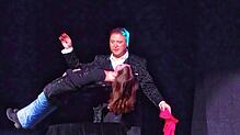 Der Schweizer Magier Magree bringt während der Zaubershow im Gloria Theater in Bad Säckingen eine Dame zum Schweben. Bild: Susanne ...
