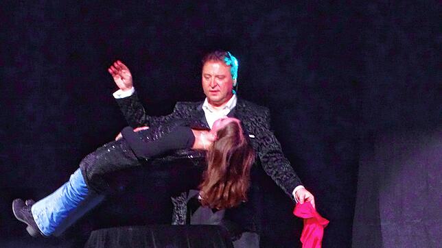 Der Schweizer Magier Magree bringt während der Zaubershow im Gloria Theater in Bad Säckingen eine Dame zum Schweben. Bild: Susanne ...
