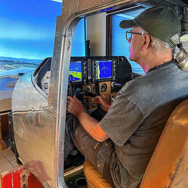 Projektleiter Fritz Senn simuliert einen Flug über Konstanz mit dem Flugsimulator, der in Originalteile einer alten Cessna eingebaut ...