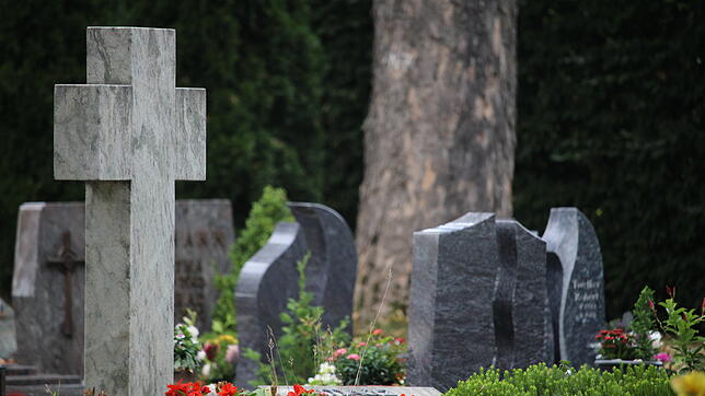 Ob Kreuz, schlichter Grabstein oder vielleicht sogar eine Bestattung im Friedwald – die Trends in der Bestattungsbranche befinden sich ...