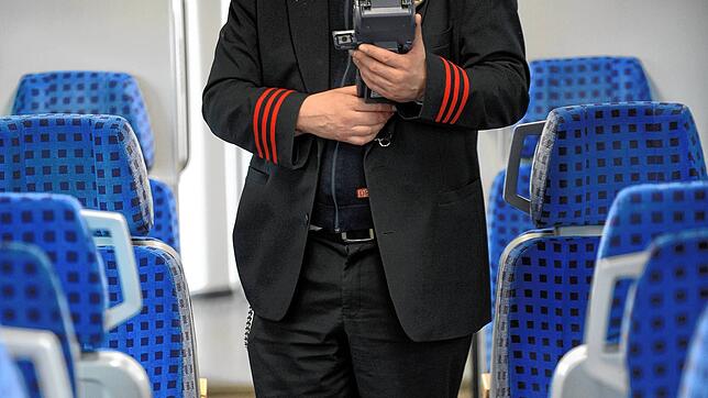 Ein Zugbegleiter beim Kontrollgang durch ein Abteil. (Symbolbild)