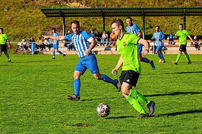 Bild 14: SV Karsau verteidigt die Tabellenspitze durch einen 4:2-Erfolg gegen Verfolger Spvgg. Wehr