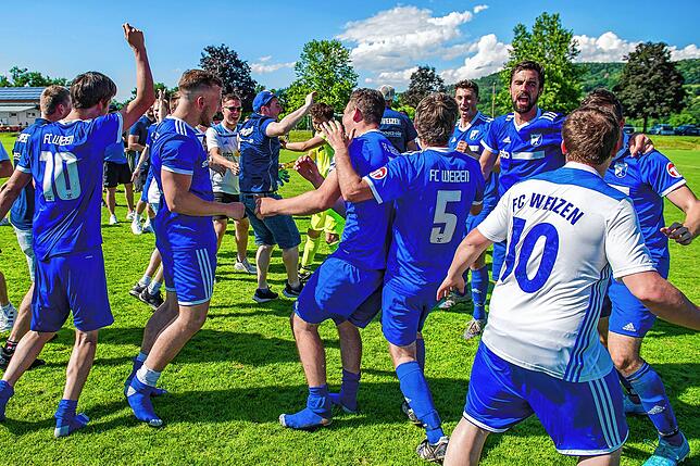 Bild 1: FC Weizen rettet sich durch das 2:1 beim SV Rheintal vor dem Direktabstieg &ndash; und wir haben Bilder!