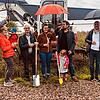 Spatenstich im August für die neue Backstube mit Wolfgang Vollmer (von links), Silvia Schmid mit Enkelin Haidi, Joachim Schmid, Sarah ...