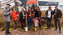 Spatenstich im August für die neue Backstube mit Wolfgang Vollmer (von links), Silvia Schmid mit Enkelin Haidi, Joachim Schmid, Sarah ...